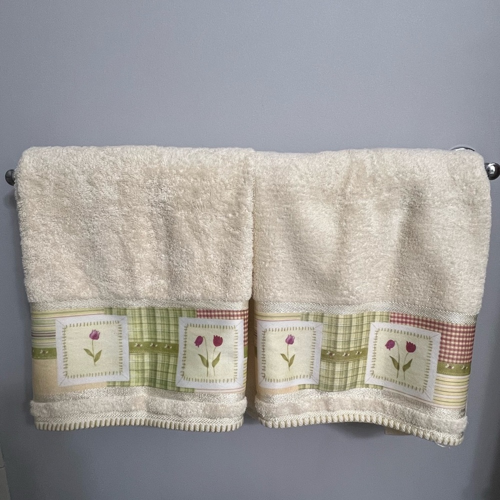 Croscill 2 Hand and 2 Bath Towels / Ivory Floral